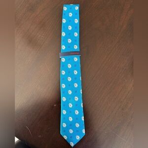 NWT Men's Rooster 100% Polyester Blue and White Daisy Floral Tie.